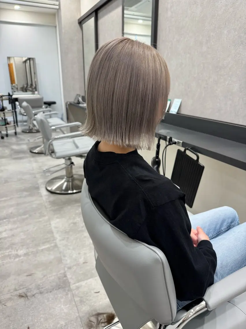ミディアム カット ヘアカラー トリートメント RAISE by_WHITEのヘアスタイル