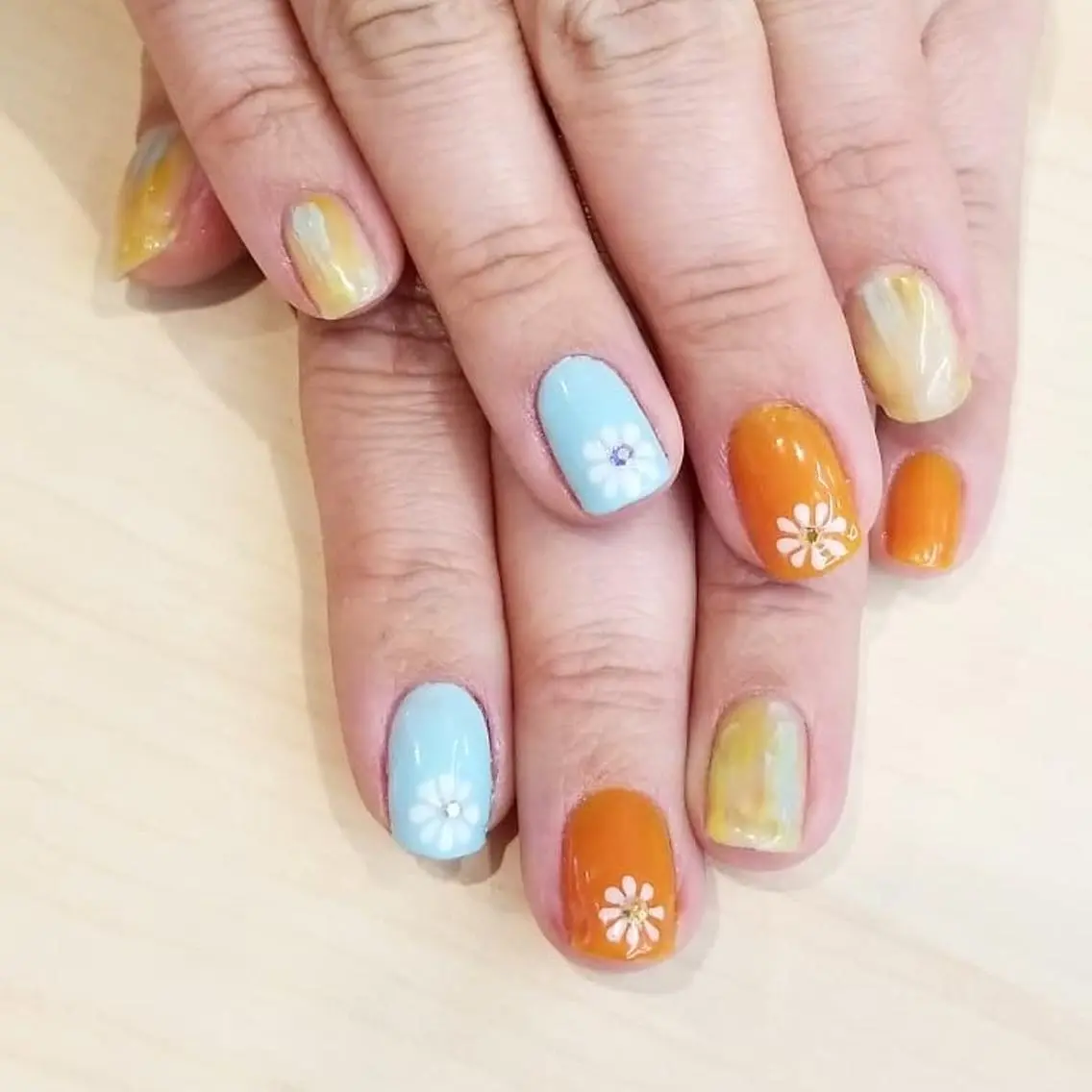 ネイル アートネイル ブルー フラワーネイル ニュアンスネイル オレンジ 個人サロン saltnailのネイルデザイン