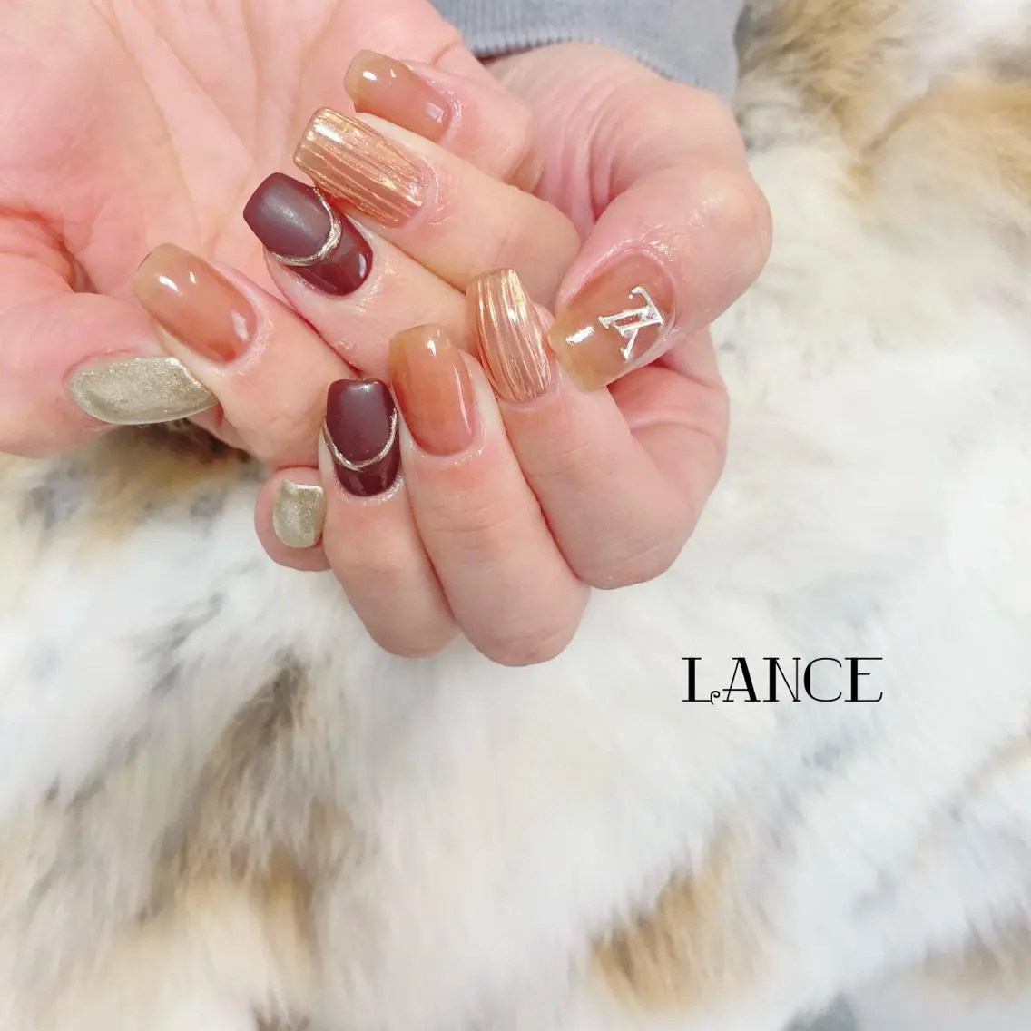 ミディアム ネイル オーロラネイル フレンチネイル ワンホンネイル 冬ネイル ハンドネイル Lance nailのネイルデザイン