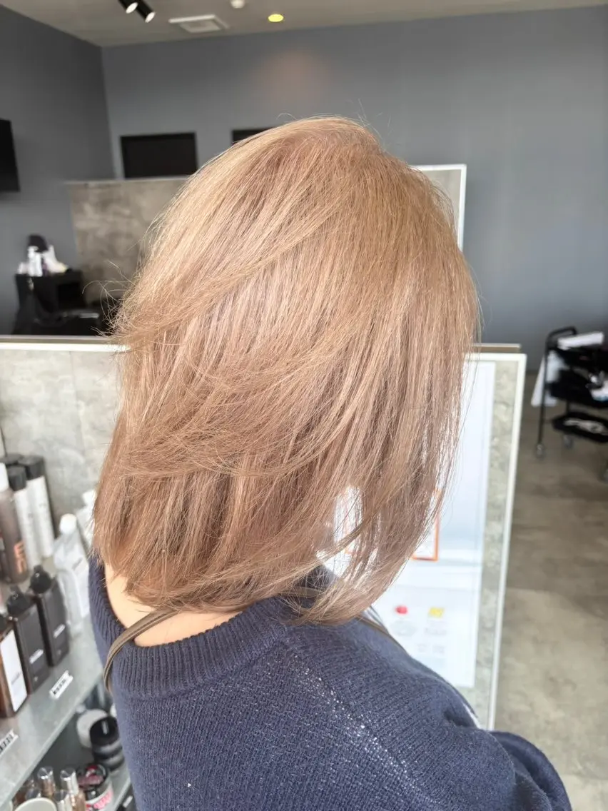 ショート カラー ベージュカラー ミルクティーベージュ レイヤーカット カット ヘアカラー ✂︎GLITTER ✂︎Yuu✂︎のヘアスタイル