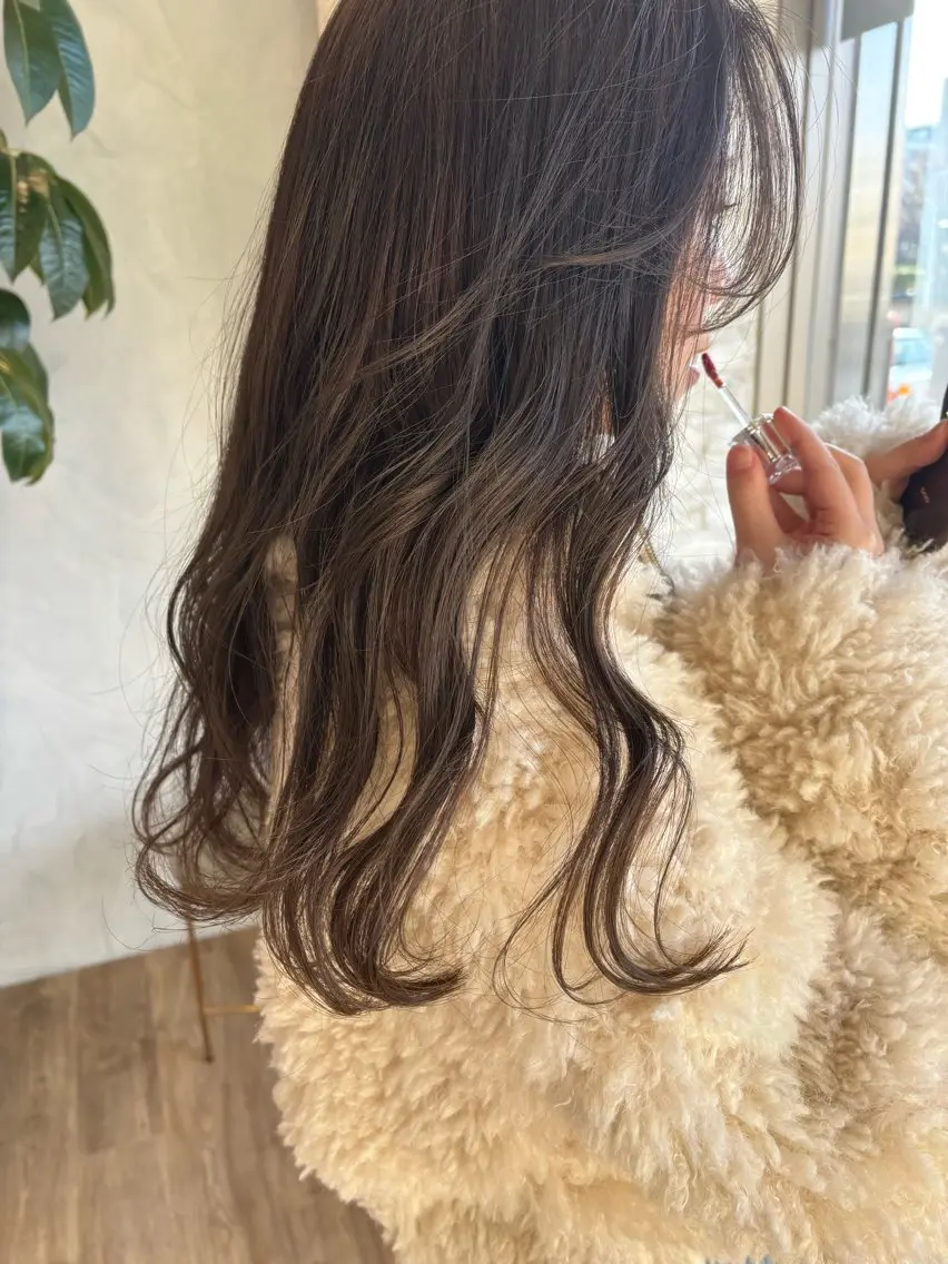 ロング カラー グレージュ オリーブグレージュ オリーブグレー ロング 迫 裕美のヘアスタイル