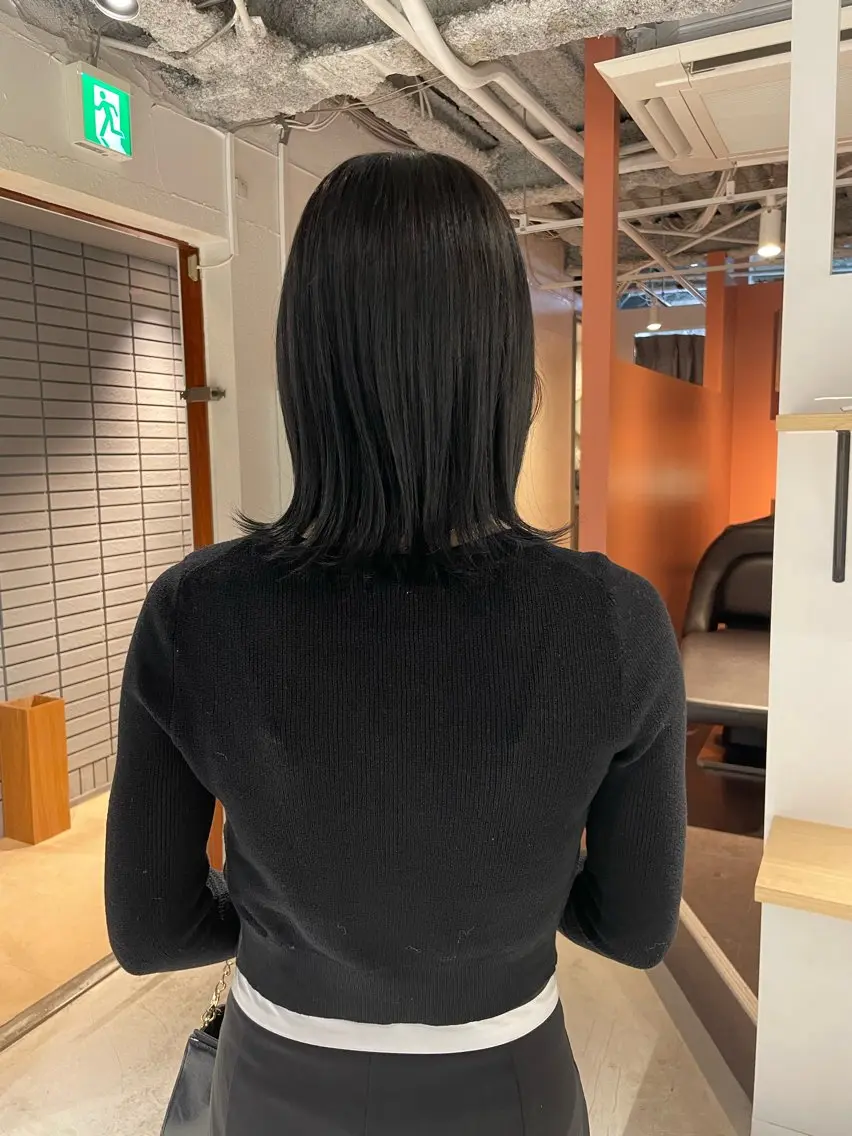 ミディアム カラー 黒髪 ブルーカラー ブルーブラック レイヤー×初 パーマ|hinakoのヘアスタイル