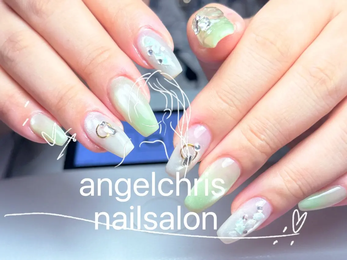 ネイル ハンドネイル フットネイル ハンドケア AngelChris ビューティーサロンのネイルデザイン
