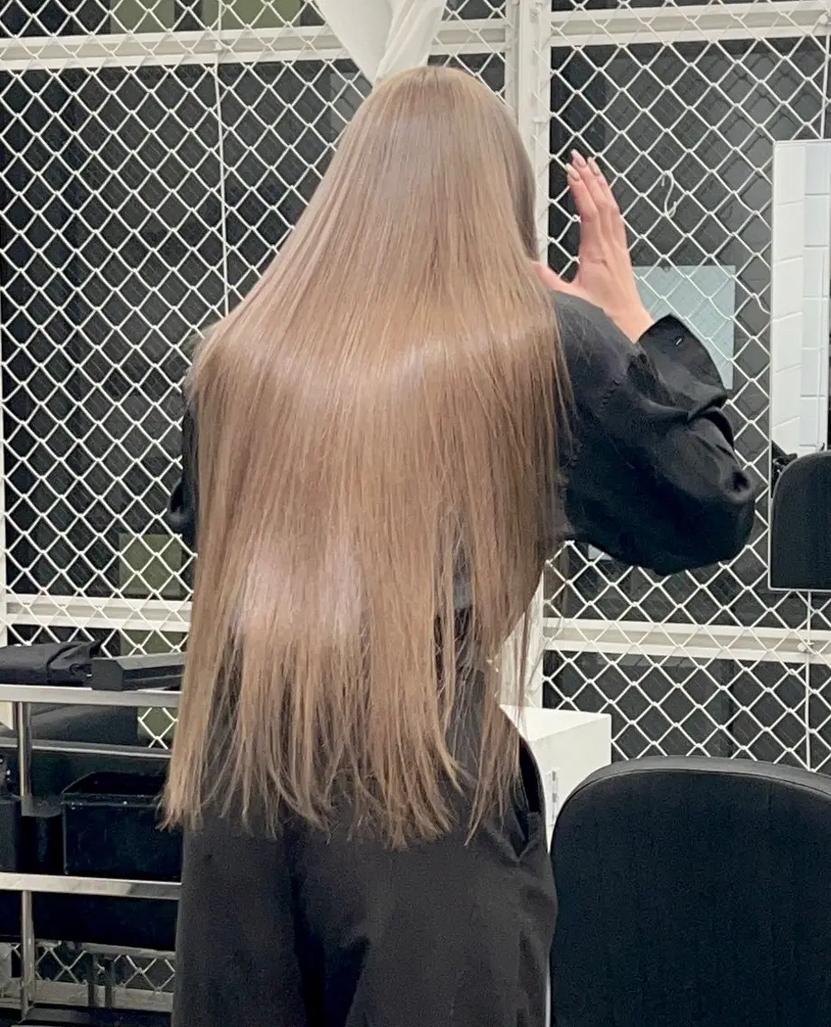 セミロング カラー アッシュ ベージュカラー ブリーチ ブロンド ケアブリーチ カット ヘアカラー トリートメント HARU//原宿🤍 リピート率NO.1のヘアスタイル