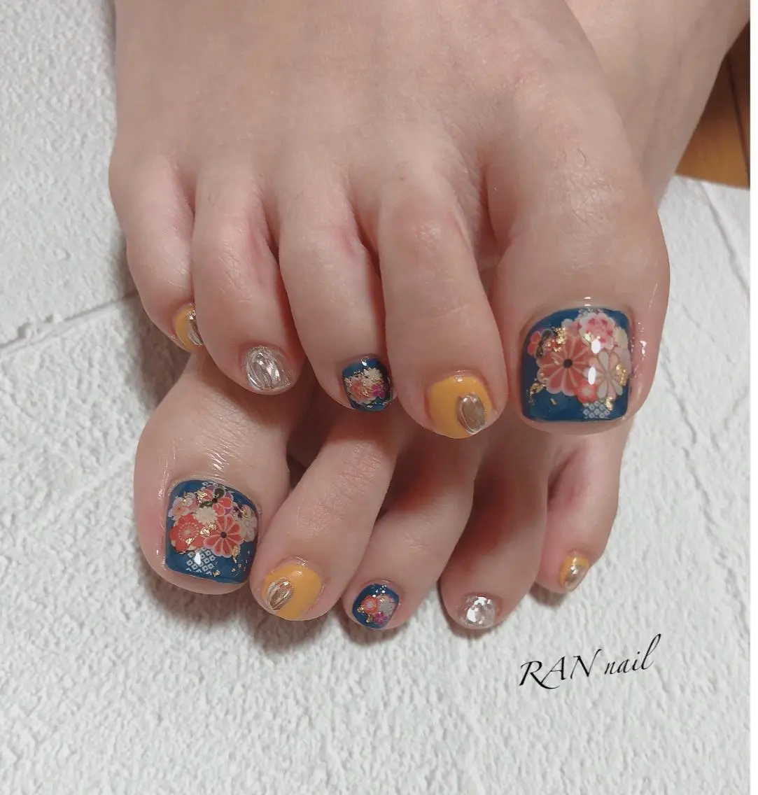 ネイル 成人式 フットネイル ゴールド ミラーネイル オフィスネイル ハンドネイル フットネイル RAN nailのネイルデザイン