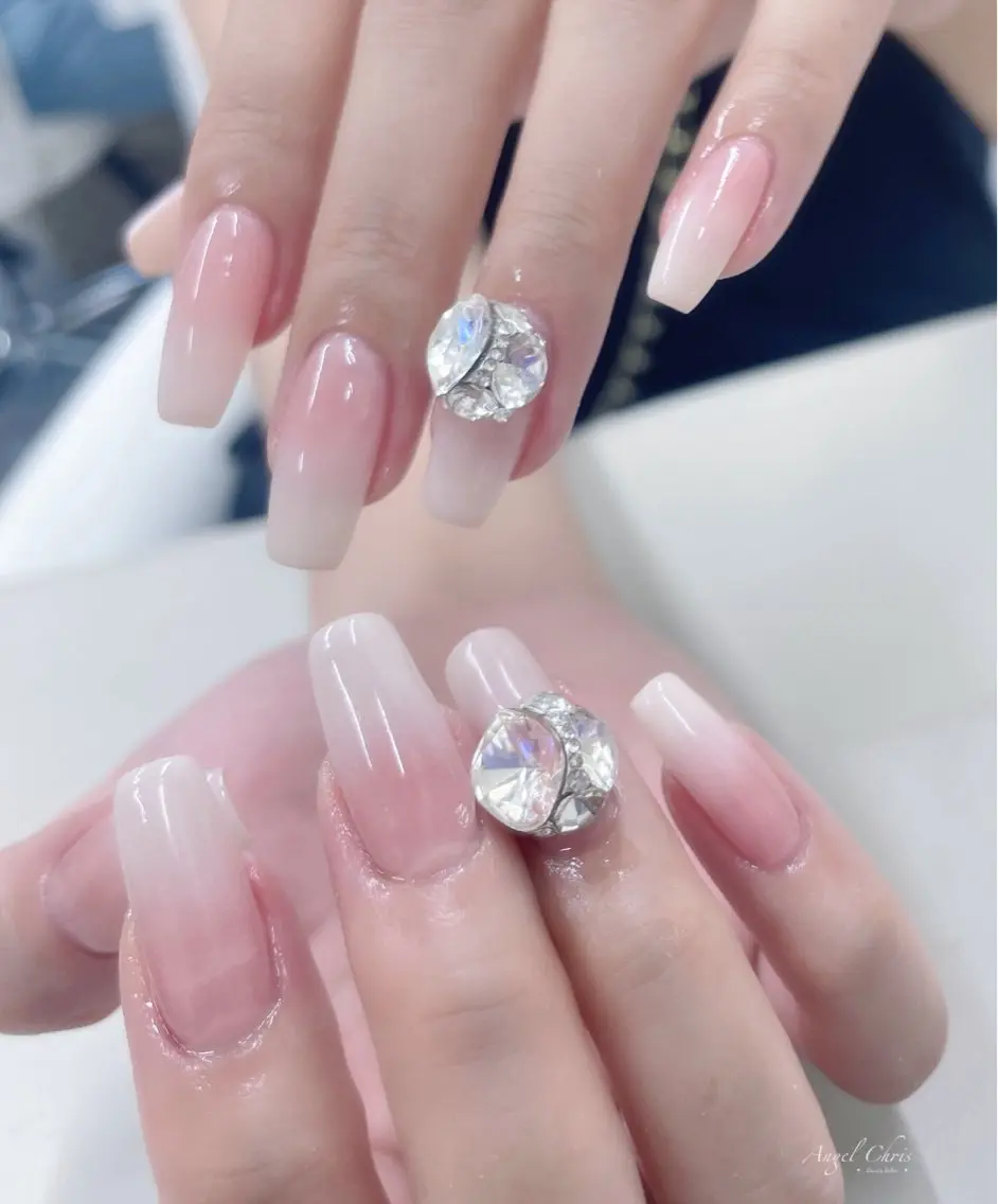 ネイル ハンドネイル フットネイル ハンドケア AngelChris ビューティーサロンのネイルデザイン