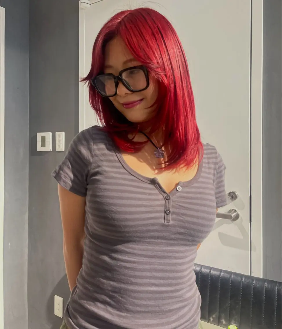 ミディアム カラー ミディアムレイヤー レッドカラー レイヤーカット カット ヘアカラー トリートメント 縮毛矯正/ 艶髪/NENEのヘアスタイル