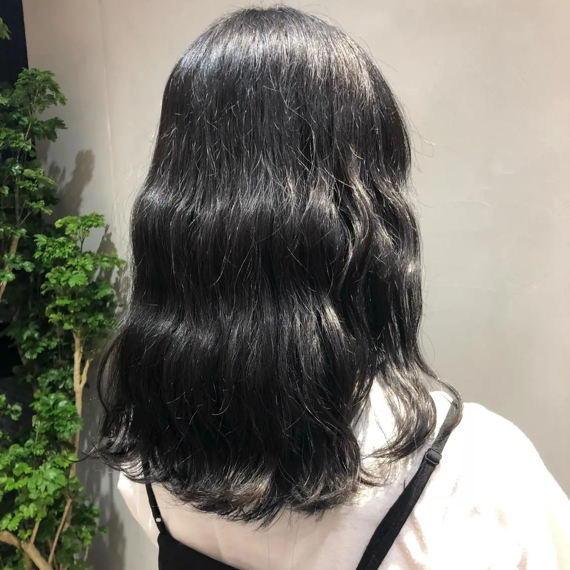 セミロング カラー カット ヘアカラー トリートメント 荒木 依莉亜のヘアスタイル