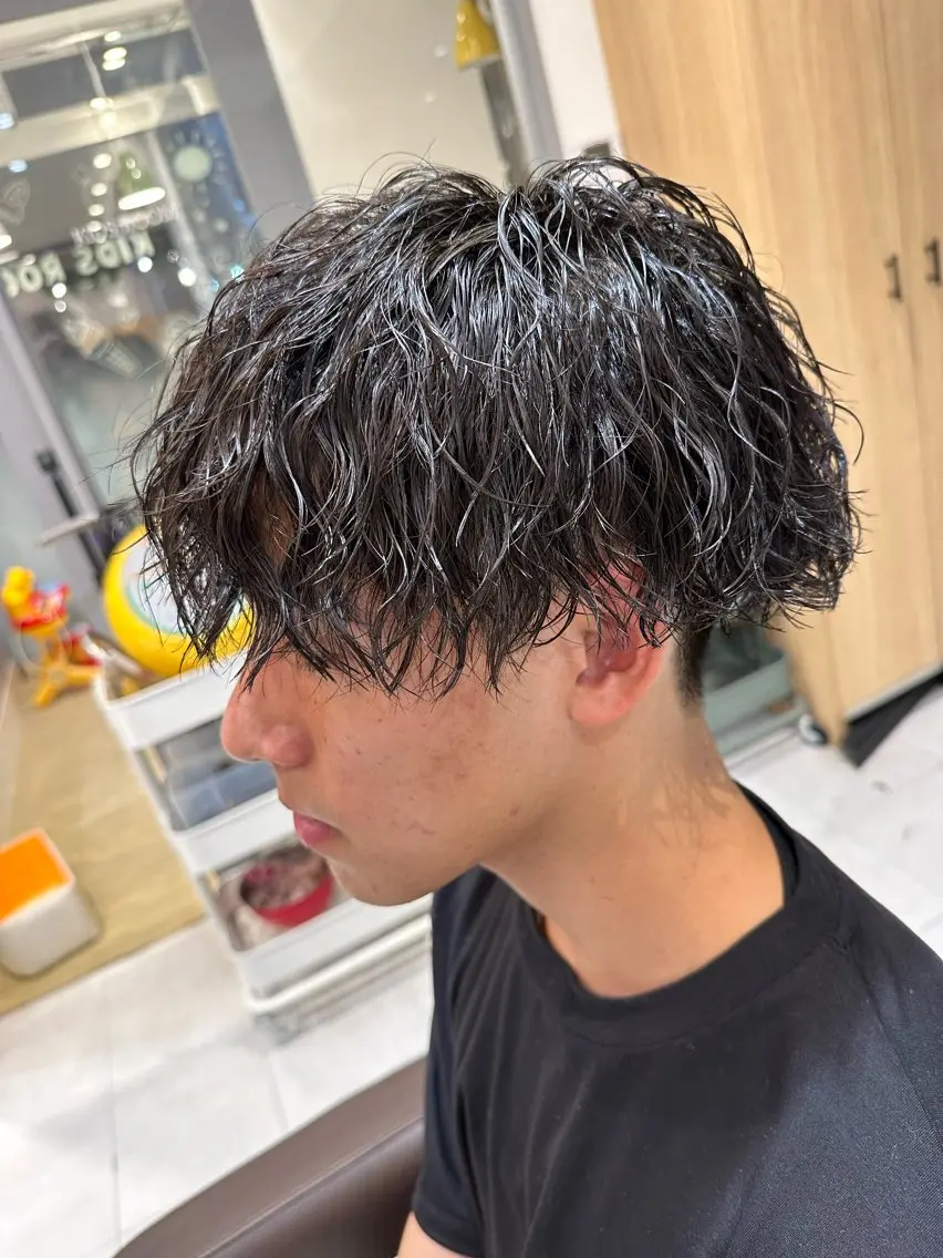 ミディアム パーマ メンズ ミディアムパーマ フェードカット メンズパーマ ツイストスパイラルパーマ 刈り上げ 💈メンズ特化 美容師サキ💈のヘアスタイル