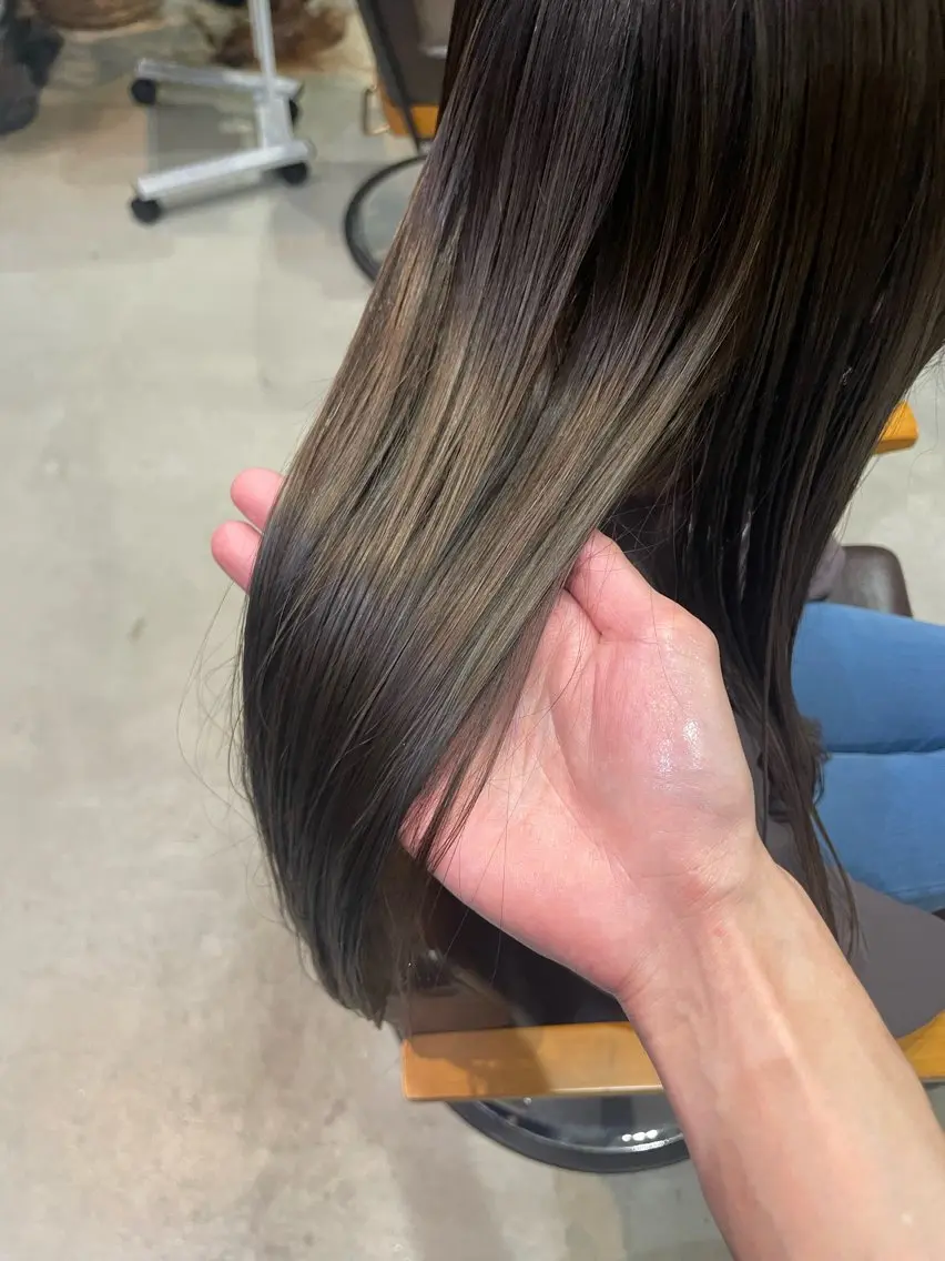 ロング カラー バレイヤージュ ブリーチ特化のヘアスタイル