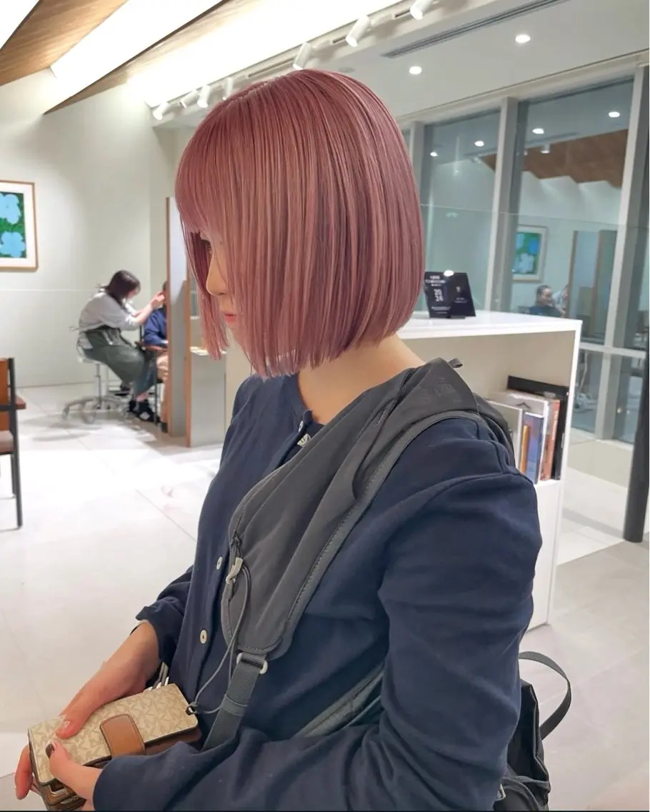 ミディアム お団子ヘア アッシュ ミストバング ボブ 髪質改善 ヘアカラー 似合わせレイヤー ＆縮毛矯正のヘアスタイル