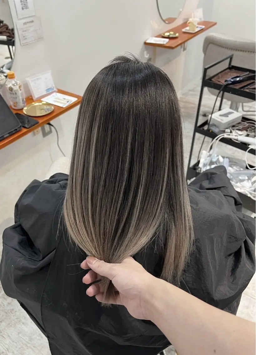 セミロング カラー バレイヤージュ シルバー ホワイトシルバー レイヤーカット ヘアカラー トリートメント 指名数No.1 /NAOYAのヘアスタイル
