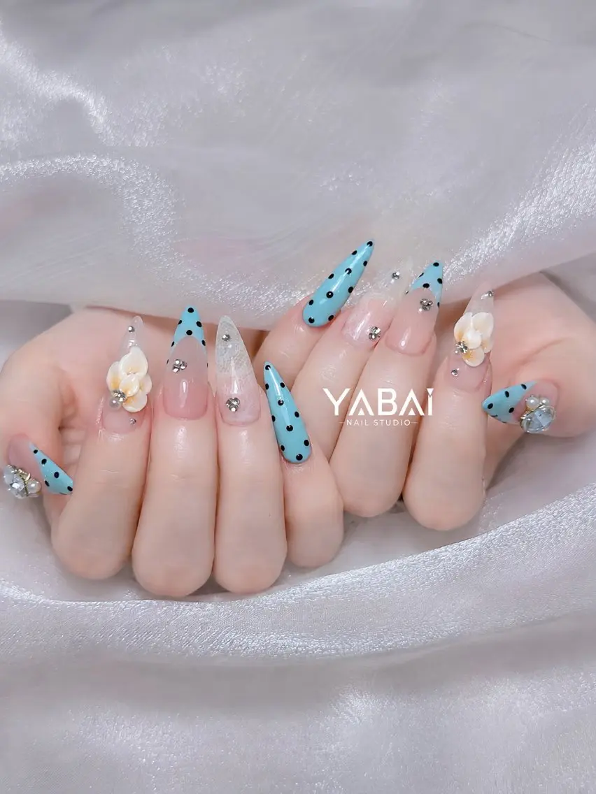 ネイル ブルー ドット フラワーネイル キラキラネイル ロングネイル YABAI NailStudioのネイルデザイン