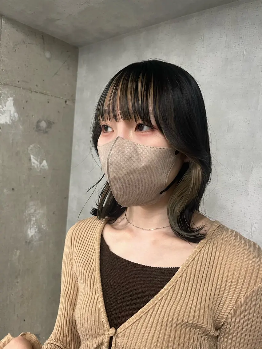 ミディアム カラー ベージュカラー 黒髪 ブリーチ ブルーカラー ブルーブラック カット ヘアカラー anon Loemのヘアスタイル