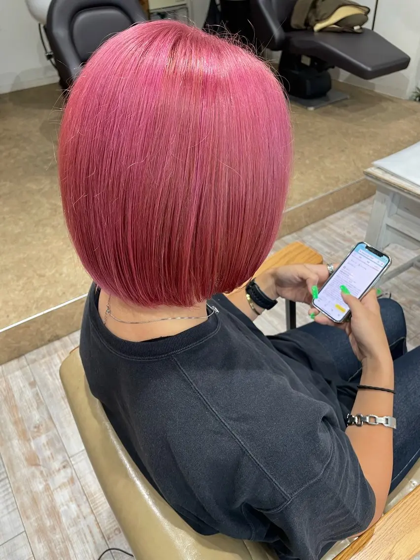 ショート ヘアカラー 東 歩音のヘアスタイル