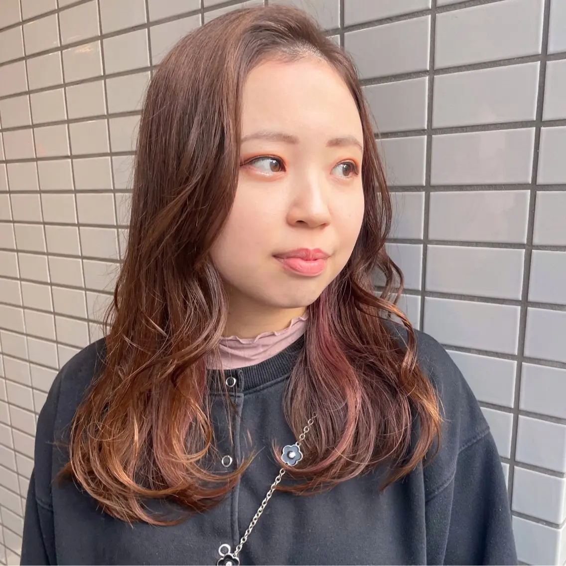 ミディアム カラー ヘアアレンジ ベージュカラー ブリーチ デザインカラー イヤリングカラー ピンクカラー カット ヘアカラー トリートメント なつき/艶ピンク/ girly hairのヘアスタイル