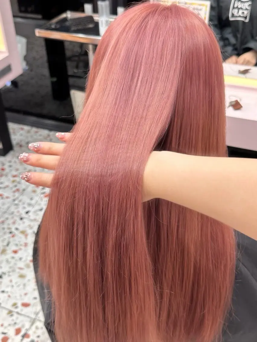 ロング カラー ブリーチ ピンクカラー 韓国風ヘア カット ヘアカラー 𝑴𝑶𝑲𝑨渋谷 トレンド韓国ヘア🩷のヘアスタイル