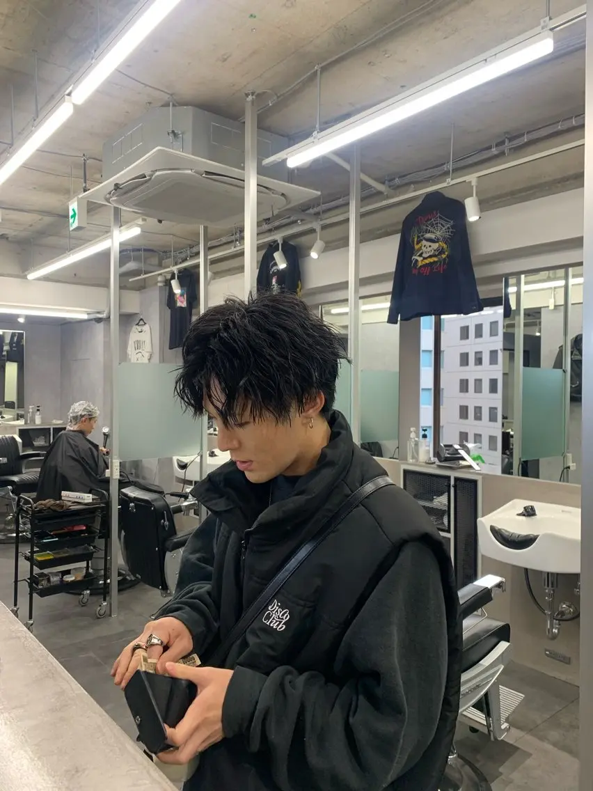 ミディアム メンズ ミディアムパーマ センターパート メンズパーマ 新宿メンズカット💈 瀧瀬 剣也のヘアスタイル