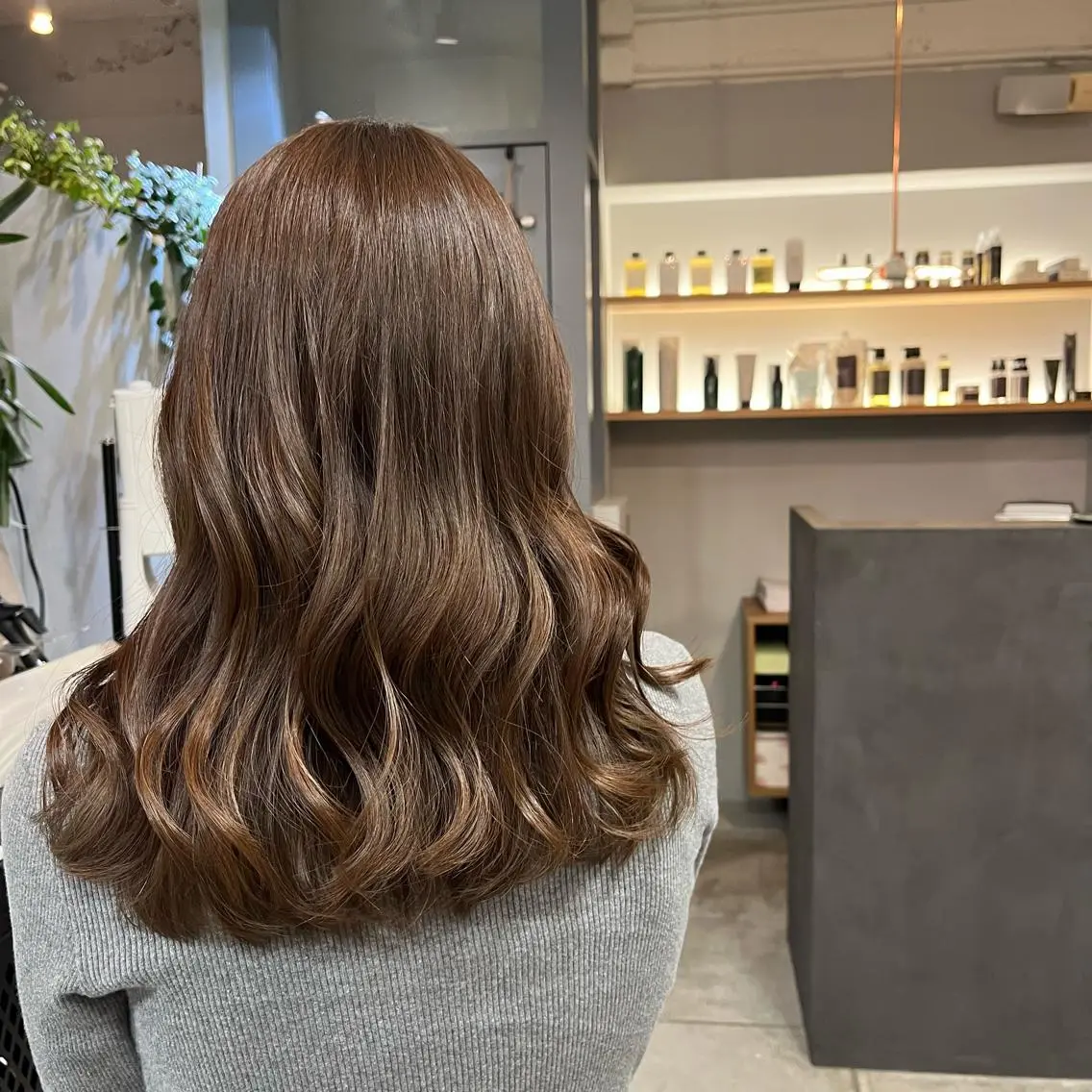 セミロング カラー ブラウンカラー オリーブブラウン 井手 咲乃のヘアスタイル