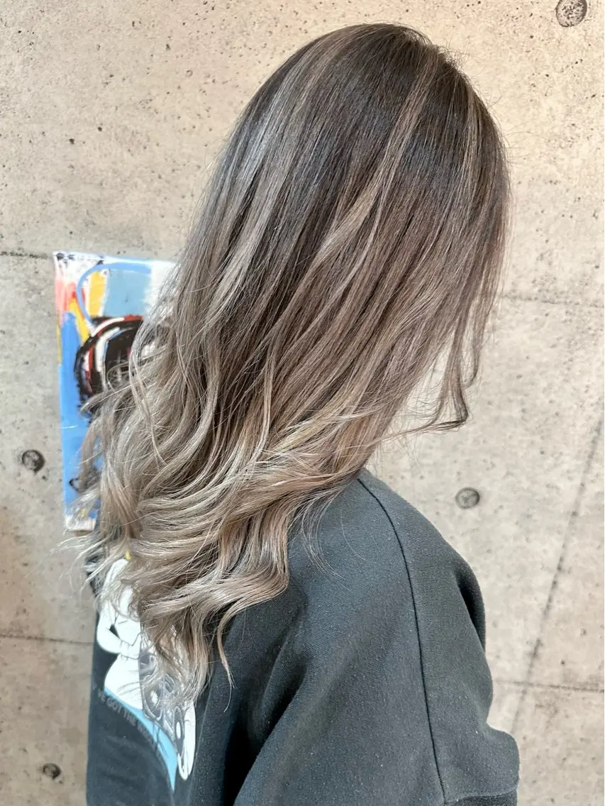 セミロング レイヤーカット ヘアカラー 🔷ブリーチバレイヤ ージュ🔷飯野達也のヘアスタイル
