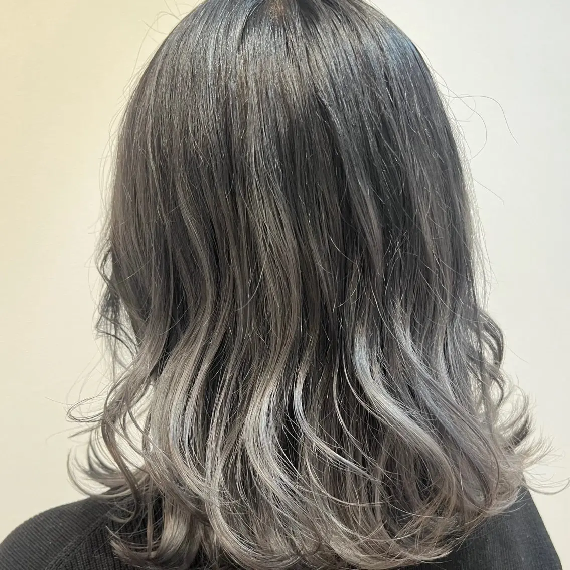 ミディアム カラー ブリーチ シルバー 卒業式のヘアスタイル トリートメント ヘアカラー トリートメント 🌼グレージュ 🌼渡辺歩🌼のヘアスタイル