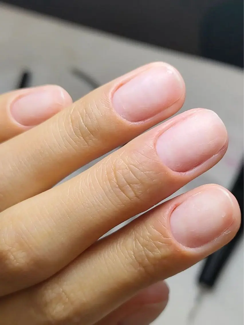 甘皮ケア、お爪の形の整え、お爪の表面をキレイに整えます！ お仕事でネイルできないけどキレイにしたい方 オススメ◎の写真