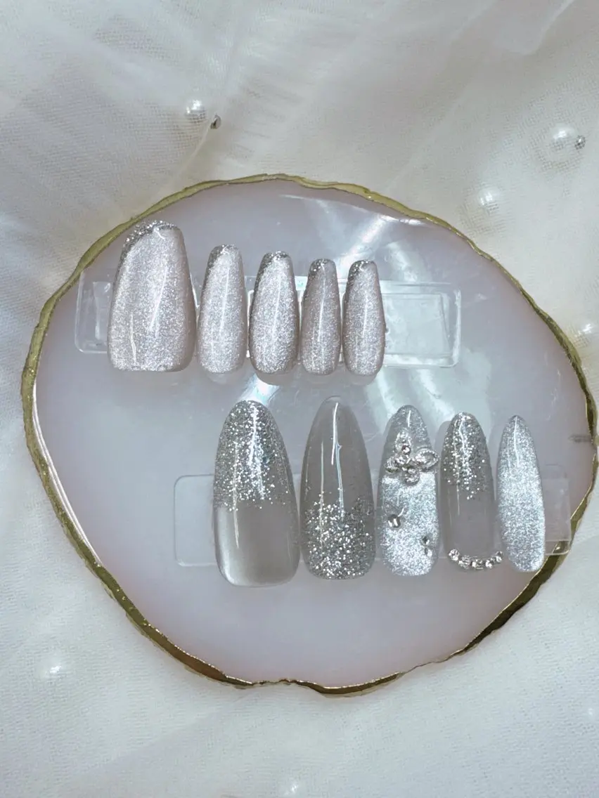 ネイル アートネイル ドット フレンチネイル ガラスフレンチ キラキラネイル ハンドネイル Queeens nailのネイルデザイン