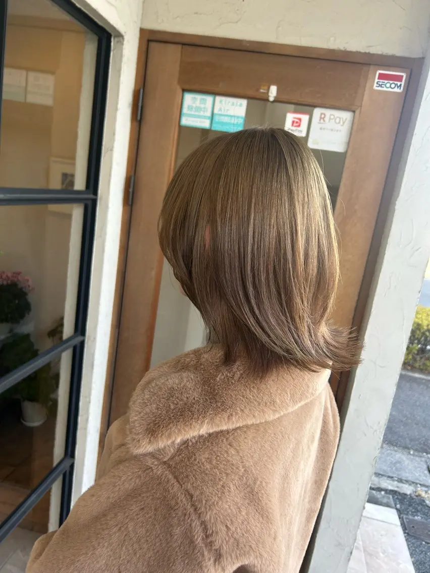 ミディアム カラー ベージュカラー ブリーチ ダブルカラー ブリーチなしカラー カット ヘアカラー トリートメント 井上 花音のヘアスタイル