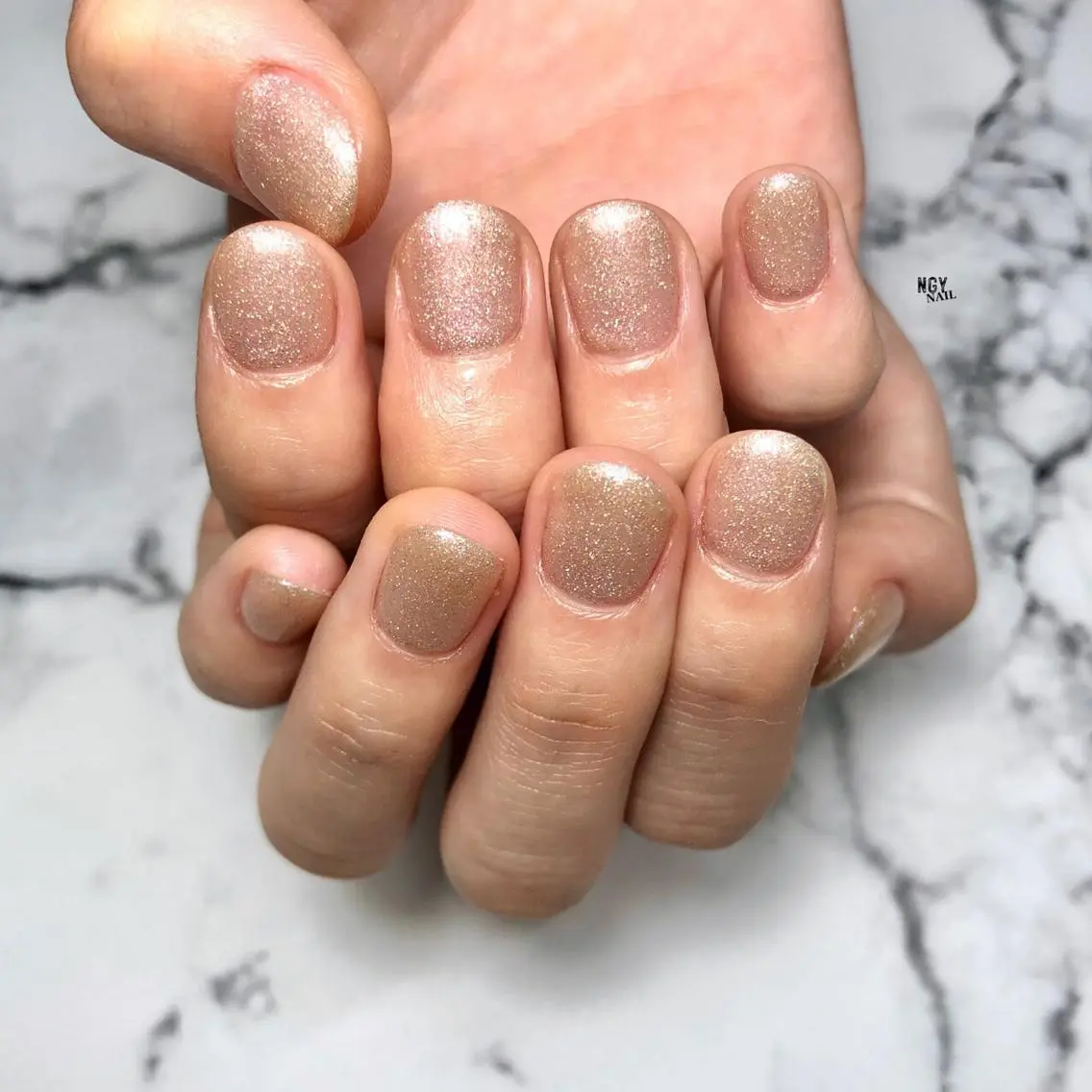 ネイル ジェルネイル ゴールド ラメ(グリッター) ワンカラーネイル パラジェル ハンドネイル NAIL NOWのネイルデザイン