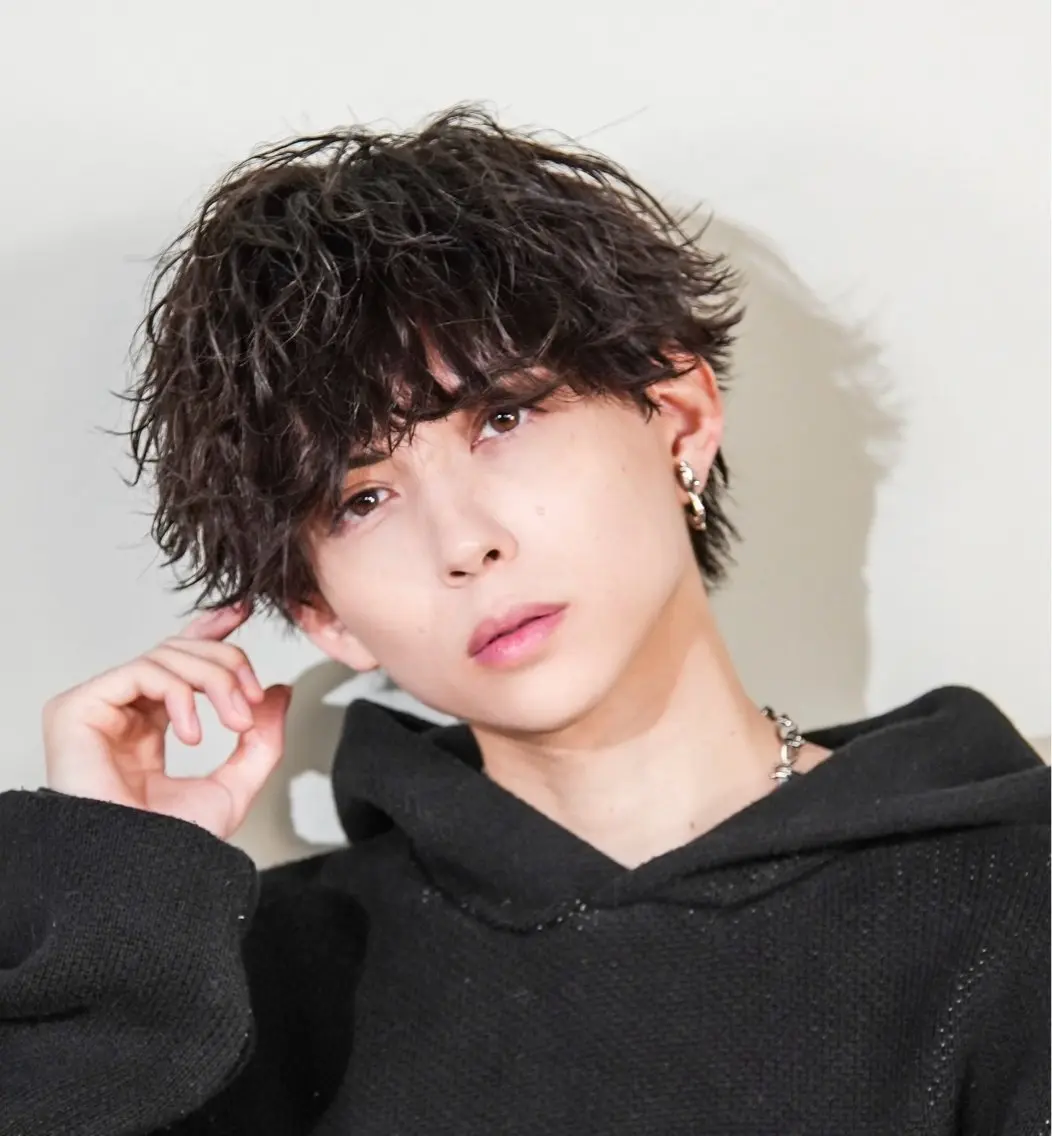 ミディアム パーマ メンズ カット パーマ ヘアセット メンズフェザー毛流れ パーマASHU渋谷のヘアスタイル
