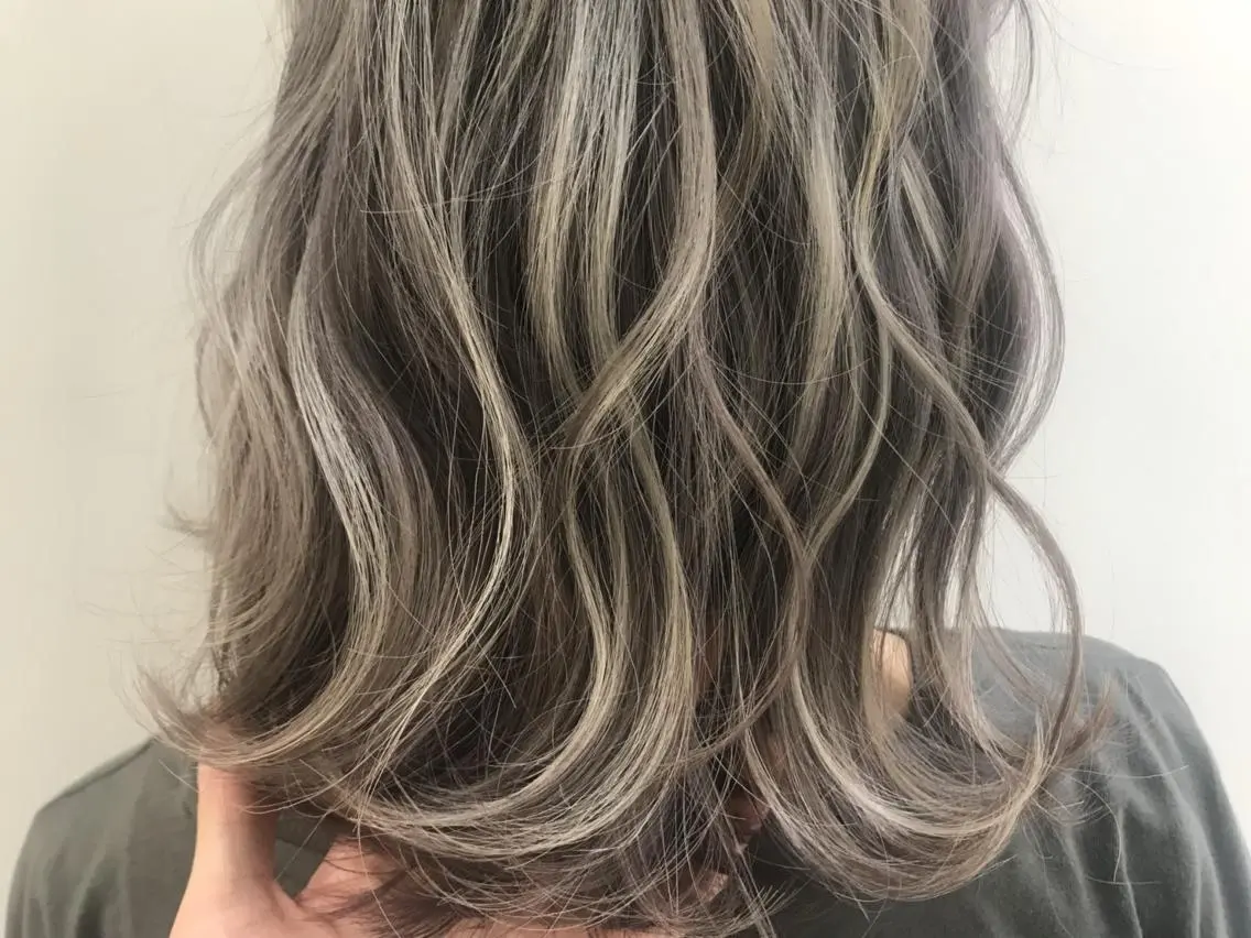 ミディアム ハイトーンブリーチ 土坂 由志【京都】のヘアスタイル