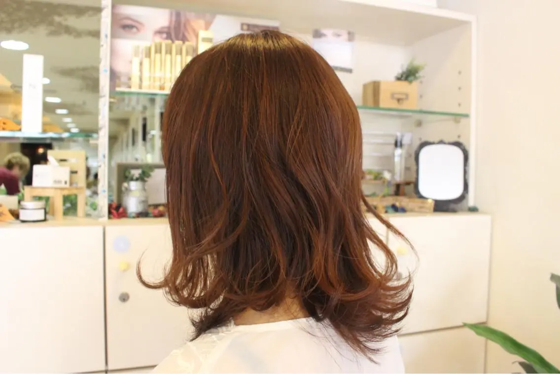 ミディアム カラー ピンクカラー ピンクパープル パープルカラー 外ハネヘア 松本 美香のヘアスタイル