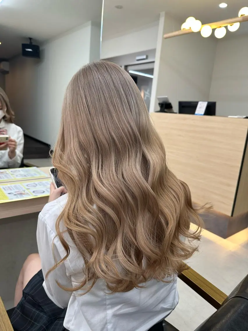 【ダメージレス✨】ケアブリーチ使用 𝐖𝐜𝐨𝐥𝐨𝐫+𝐭𝐫𝐞𝐚𝐭𝐦𝐞𝐧𝐭の写真