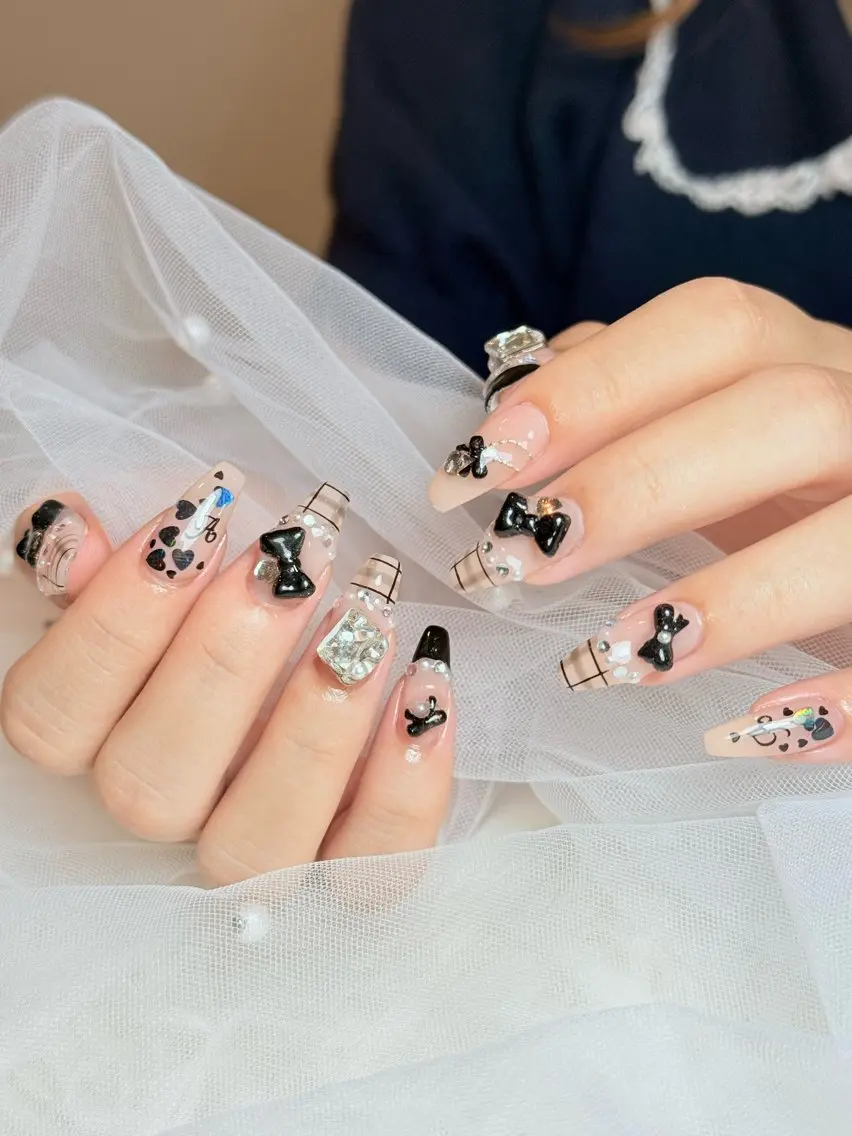 ネイル チークネイル フレンチネイル グラデーション キラキラネイル 韓国ネイル ハンドネイル Risa_ Nailのネイルデザイン