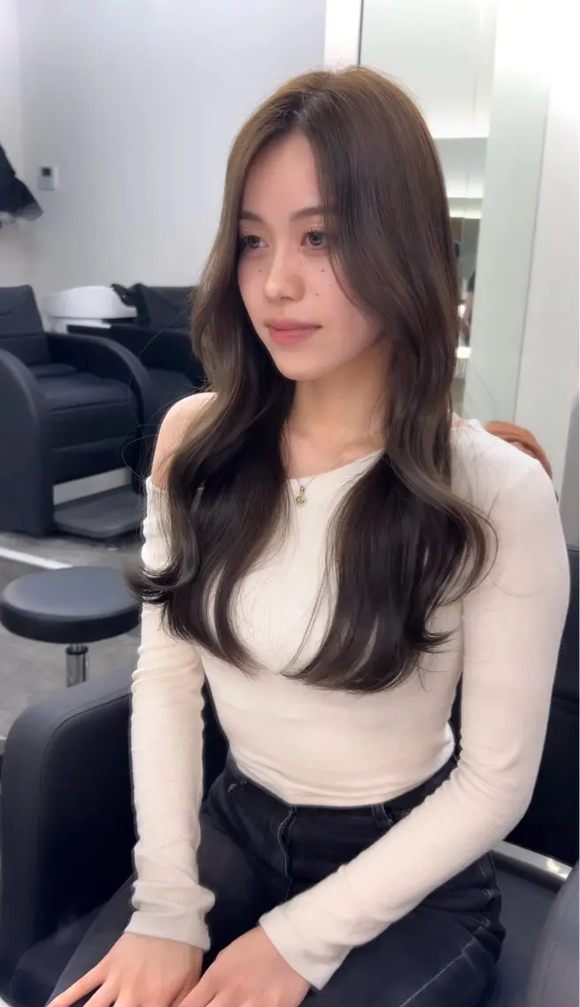 ロング ヨシンモリ TIEL カズハのヘアスタイル