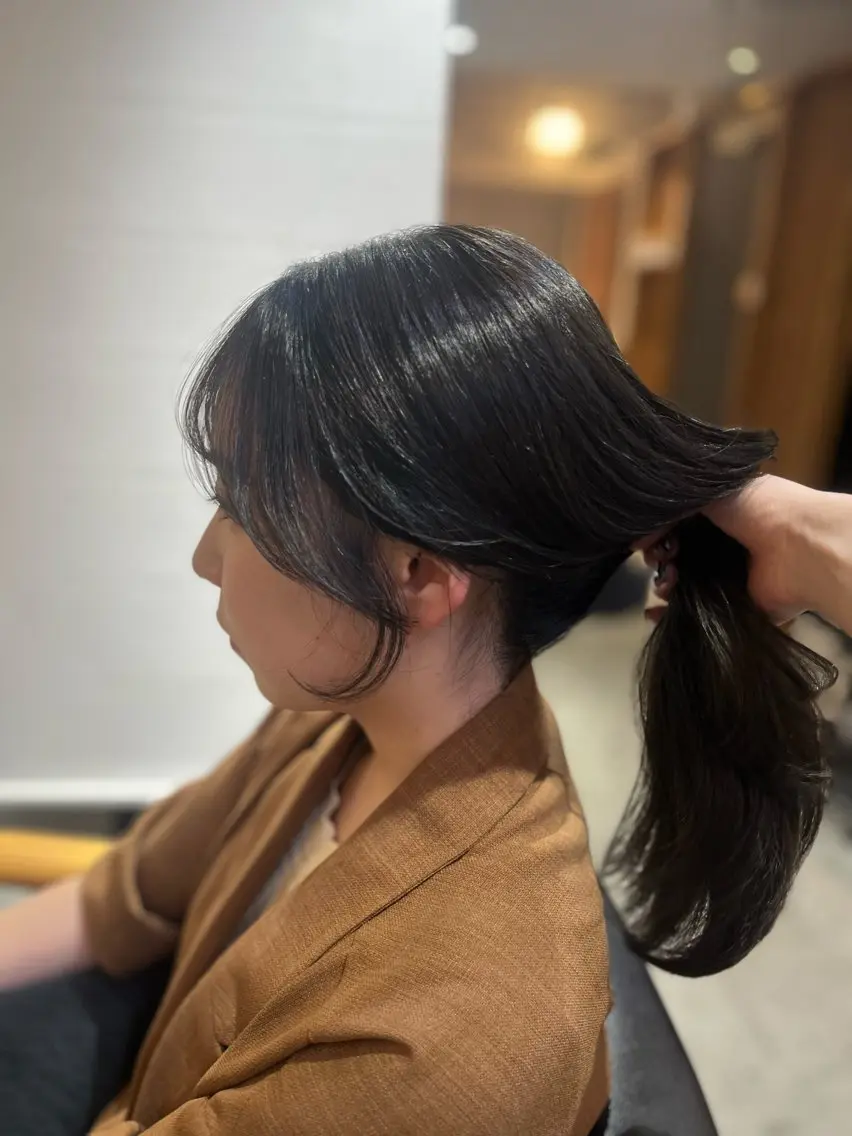 ミディアム 塩川ももこ/ 自然な縮毛矯正のヘアスタイル