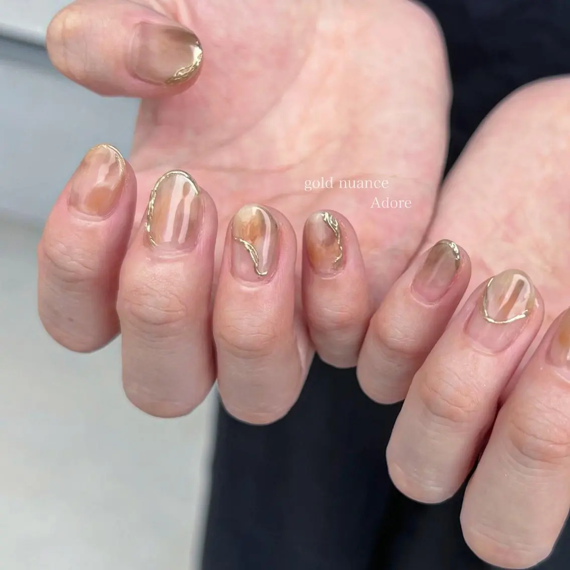 ネイル ブラウン ゴールド キラキラネイル ミラーネイル ニュアンスネイル ハンドネイル Nail Adore.のネイルデザイン
