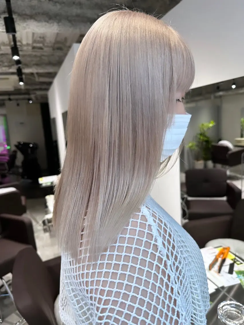 ロング カラー ヘアアレンジ ベージュカラー ブリーチ イヤリングカラー ハイトーンカラー ミルクティーベージュ カット ヘアカラー トリートメント 髪質改善/レイヤー 縮毛矯正/ケラチン耀のヘアスタイル