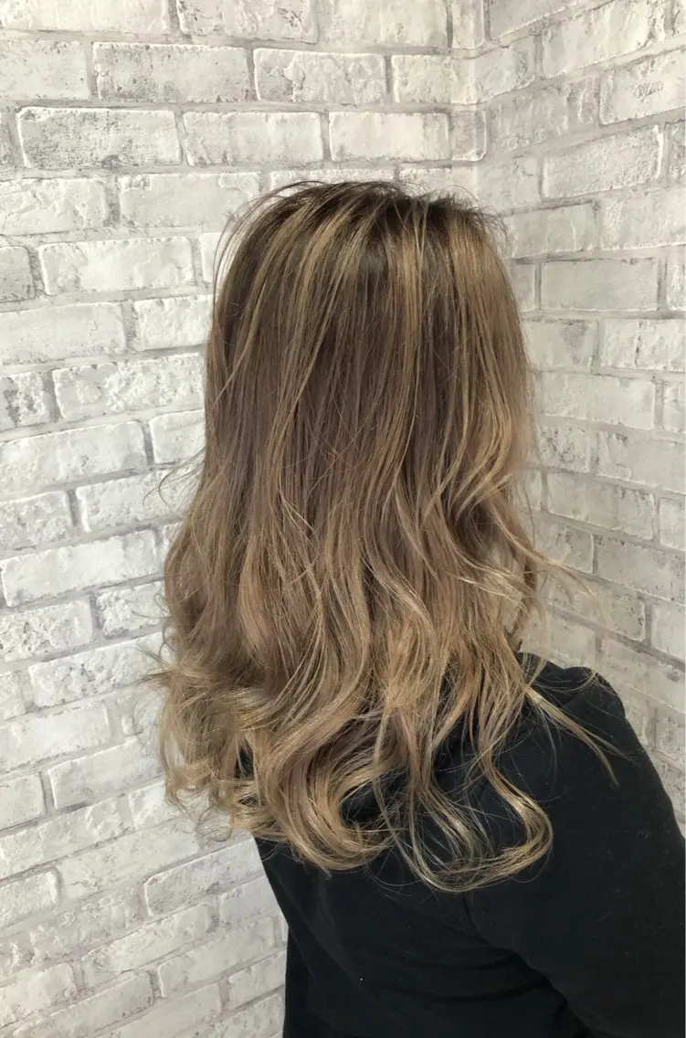ロング カラー バレイヤージュ ブリーチ ダブルカラー レイヤーカット カット ヘアカラー トリートメント ヘアセット アース 新越谷店💇‍♀️のヘアスタイル