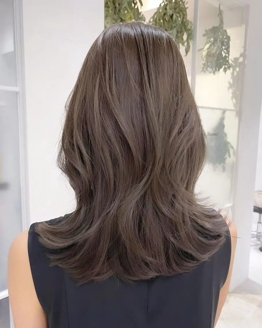 セミロング くびれヘア 韓国風ヘア くびれレイヤー レイヤーカット 中西 榛菜のヘアスタイル