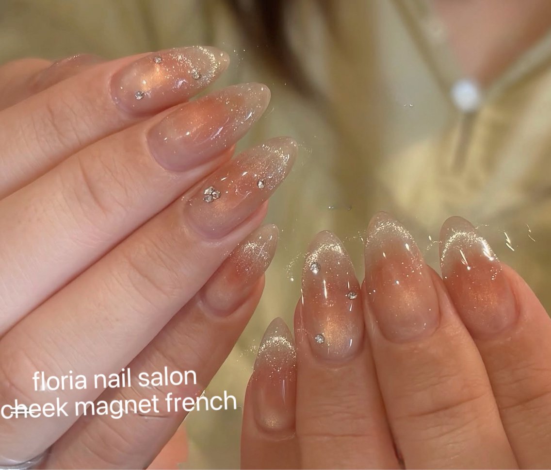 ネイル オーロラネイル チークネイル フレンチネイル ガーリー キラキラネイル ハンドネイル Floria nail salonのネイルデザイン