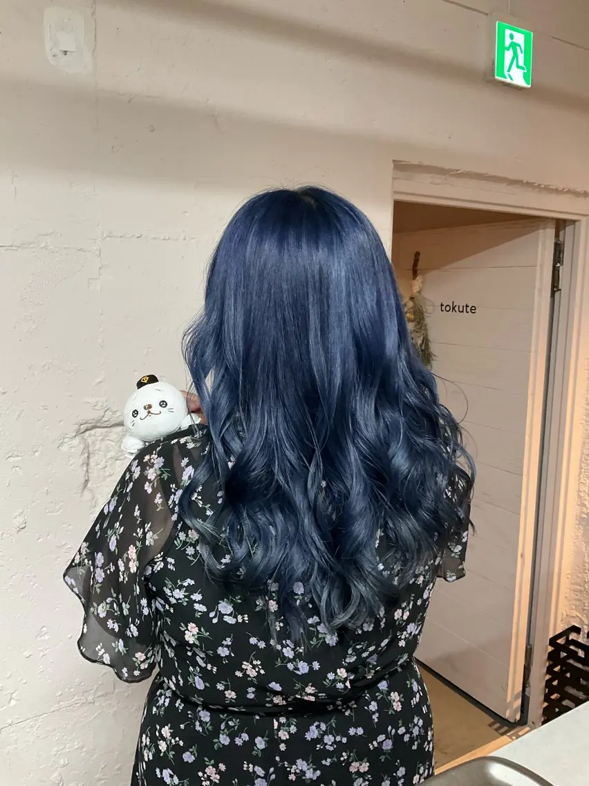 ロング カラー ブリーチ ブルーカラー ブルーグレー がもう ゆいこのヘアスタイル