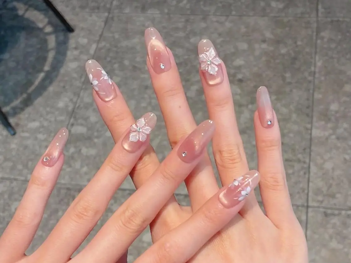 ネイル カジュアル フレンチネイル ロングネイル シンプルネイル ストーンネイル ハンドネイル ハンドケア Luna ✨のネイルデザイン