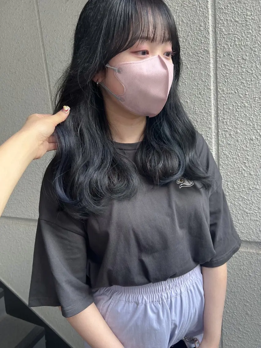 ロング カラー 黒髪 ブリーチ ブルーカラー ブルーブラック ブリーチなしカラー カラーパティシエ facce🌼ikoのヘアスタイル