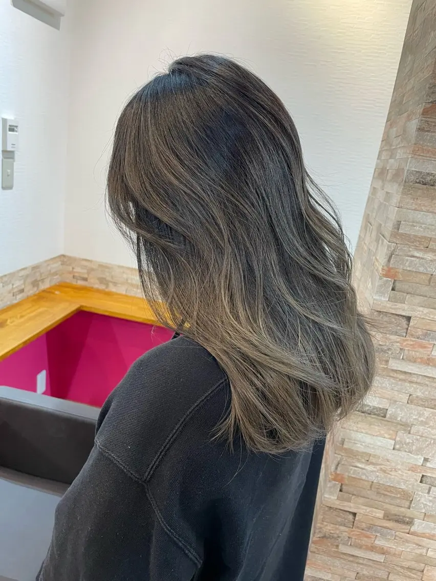 ロング カラー バレイヤージュ グレージュ レイヤーカット カット ヘアカラー YUI/ ブリーチカラー🌷のヘアスタイル