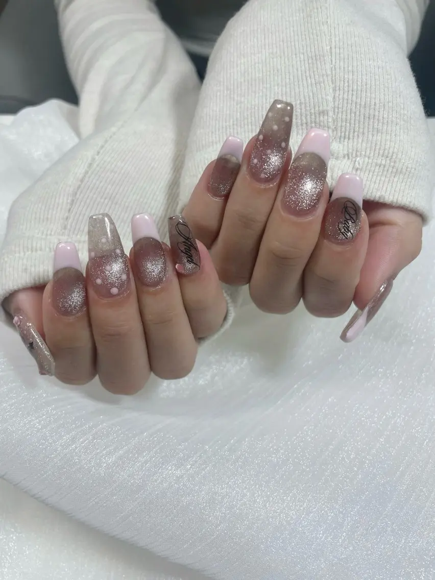 ネイル ドット フラッシュネイル フラッシュマグ フレンチネイル ピンク ハンドネイル Knail COCOA🩵のネイルデザイン