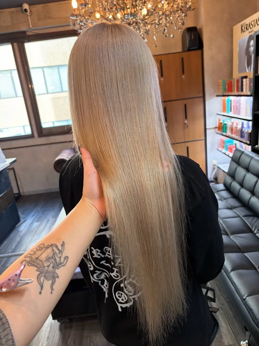 ロング カラー ブロンド ホワイトブロンド 石井 綾乃のヘアスタイル