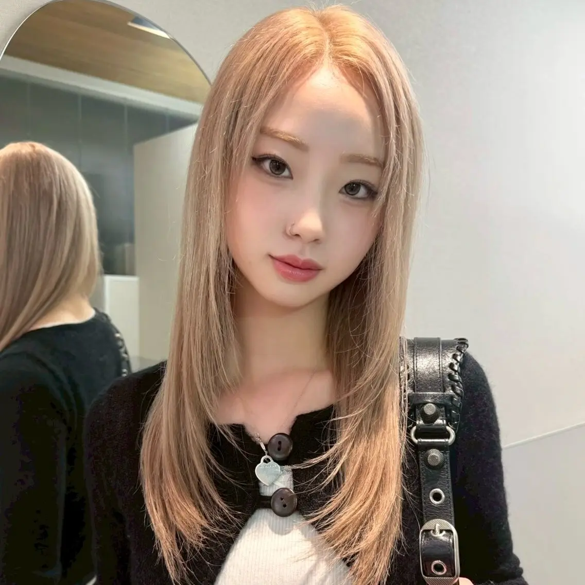ロング ロングレイヤー レイヤーカット ロング 🤍ハイトーン 🤍VIVIE🤍のヘアスタイル