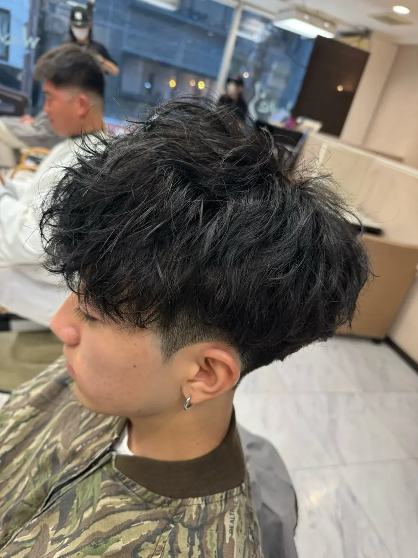 ショート パーマ ヘアアレンジ メンズ メンズブリーチ センターパート メンズハイライト メンズハイトーン メンズインナーカラー 目黒 碧人のヘアスタイル