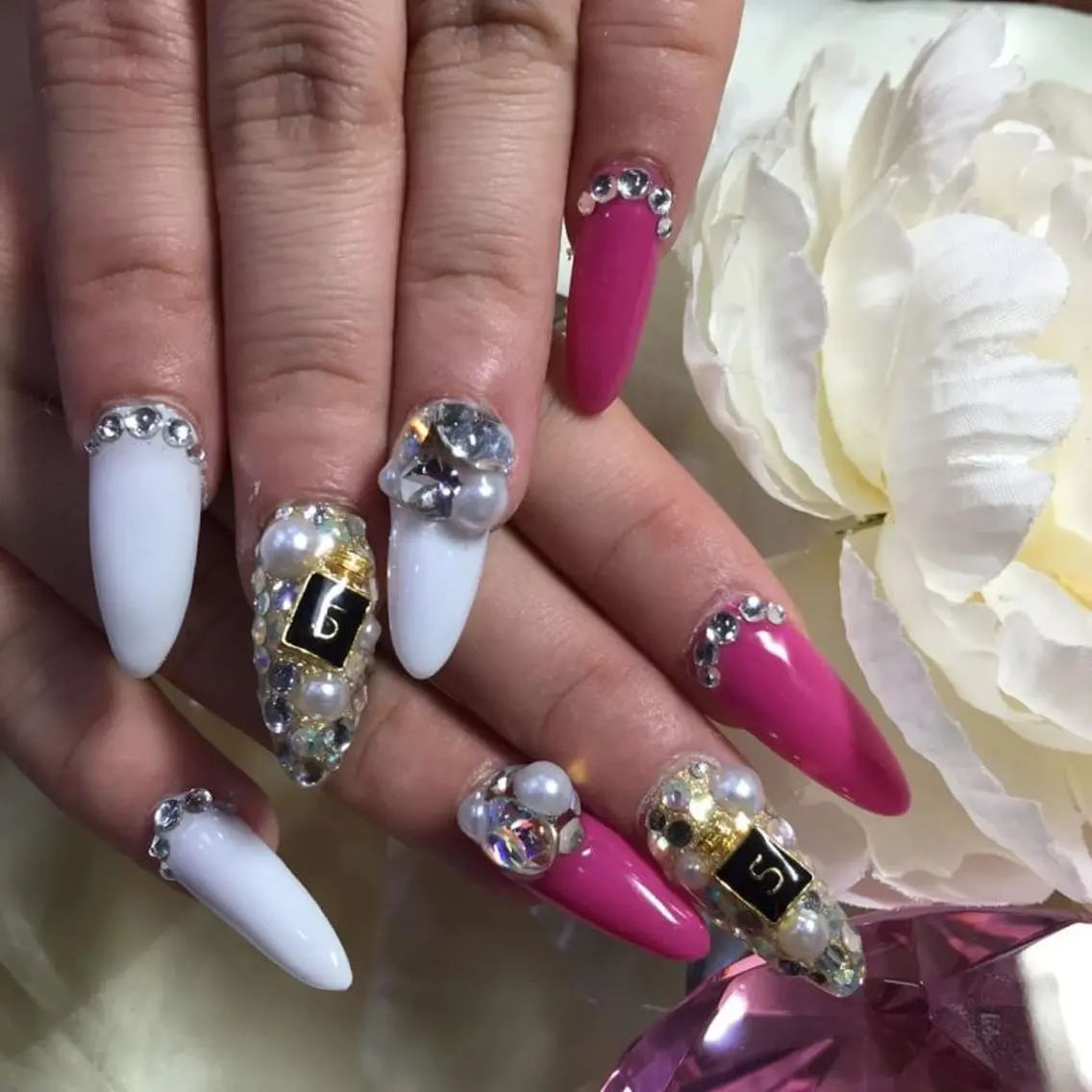 セミロング ネイル ストーンネイル 《LB》ラブリエ Nail&eyeのマツエク・マツパデザイン